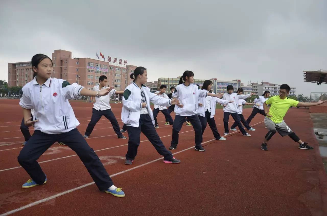 宜宾这个学校要逆天了奖学金最高15万还传授40种技能