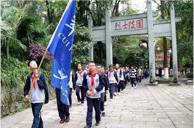 翠外学子赴烈士林园祭扫英灵-宜宾市翠屏区棠湖学校