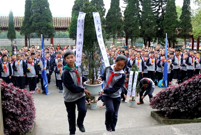 翠外学子赴烈士林园祭扫英灵-宜宾市翠屏区棠湖学校