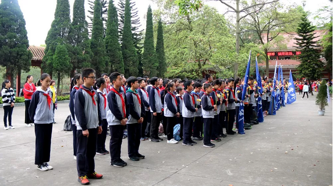 翠外学子赴烈士林园祭扫英灵-宜宾市翠屏区棠湖学校
