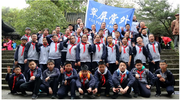 翠外学子赴烈士林园祭扫英灵-宜宾市翠屏区棠湖学校